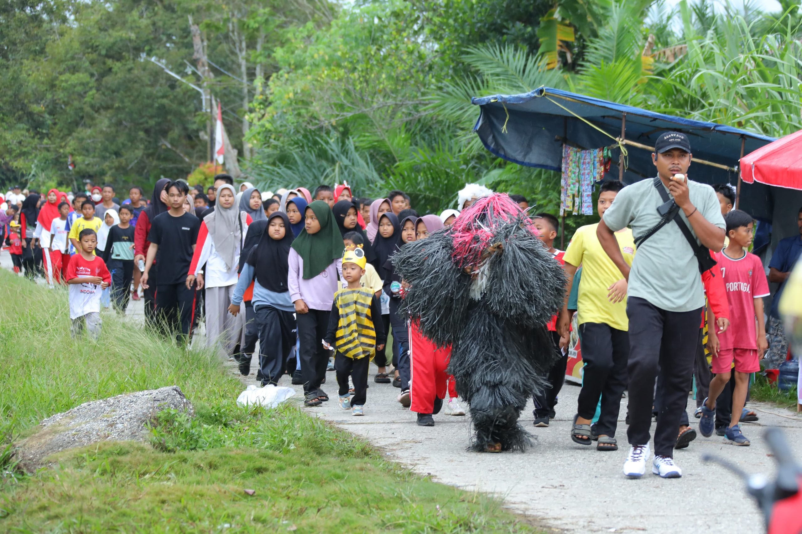 Semarak Jalan Sehat di Kwalian, Warga Meriahkan HUT RI Ke-80 Penuh Kebersamaan