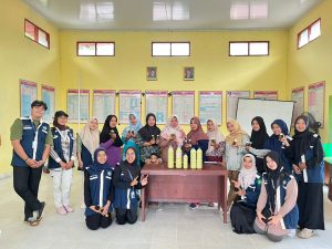 Mahasiswa KKN UIN Suska Riau Adakan Pelatihan Pembuatan Sabun Cuci Piring dari Jeruk Nipis dan Daun Pandan